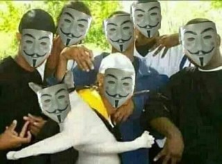 Một nhóm người đeo mặt nạ hacker có cả mèo - Kho Ảnh Chế