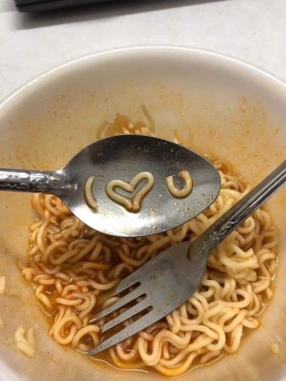 Ăn mì tôm có sợi mì xếp thành 3 chữ I love you - Kho Ảnh Chế