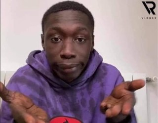 Anh da đen môi dày đưa hai tay bất lực - Kho Ảnh Chế