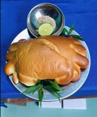 Bánh mỳ cua hoàng đế chấm muối tiêu chanh - Kho Ảnh Chế