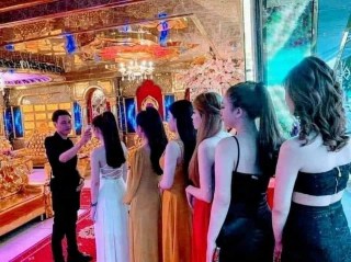 Các cô gái phục vụ quán karaoke xếp hàng kiểm tra thân nhiệt trước khi vào làm - Kho Ảnh Chế