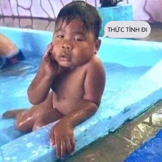 Cậu bé da đen ở bể bơi nói thức tỉnh đi - Kho Ảnh Chế