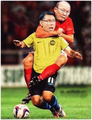 Cầu thủ Park Hang Seo dùng tay kẹp cổ đối thủ - Kho Ảnh Chế
