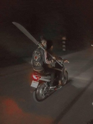 Chở người cầm phóng lợn khổng lồ đi giúp bạn bè - Kho Ảnh Chế