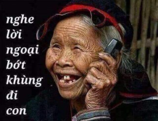 Cụ già nghe điện thoại nói: nghe lời ngoại bớt khùng đi con - Kho Ảnh Chế