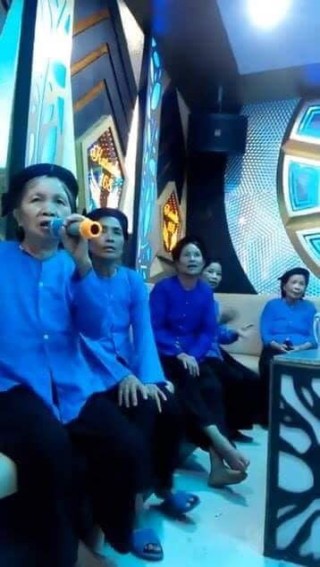 Hình ảnh các cụ bà hát trong phòng karaoke - Kho Ảnh Chế