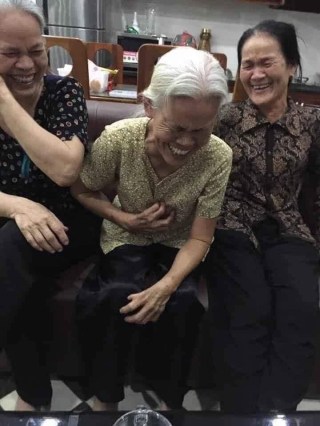 Hình ảnh các cụ già cười quằn quại nắc nẻ - Kho Ảnh Chế