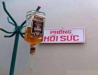 Phòng hồi sức có truyền nước biển là chai rượu ngoại - Kho Ảnh Chế