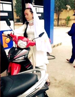 Quan thế âm Bồ Tát chạy xe máy đi đổ xăng - Kho Ảnh Chế