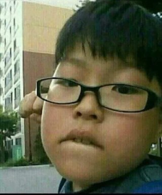 Thằng bé mắt cận bặm môi đưa tay chuẩn bị đấm - Kho Ảnh Chế