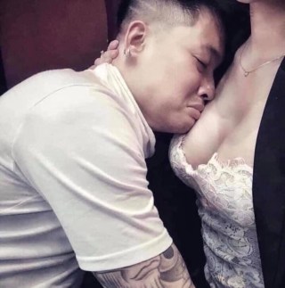 Thanh niên khóc lóc úp mặt vào ngực phụ nữ - Kho Ảnh Chế